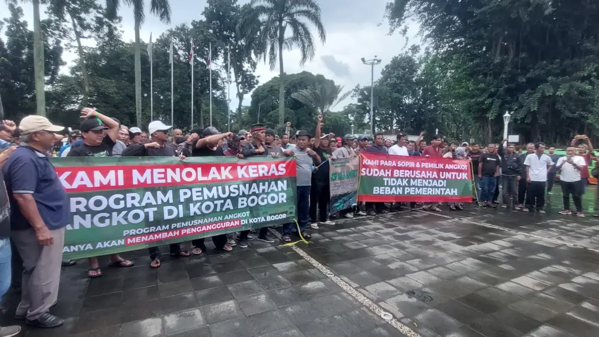 Tolak Penghapusan Kendaraan Tua, Ratusan Sopir hingga Pemilik Angkot di Bogor Demo Ratusan sopir dan pemilik angkutan kota (angkot) menggelar aksi unjuk rasa di Gedung Balai Kota Bogor, Kamis (