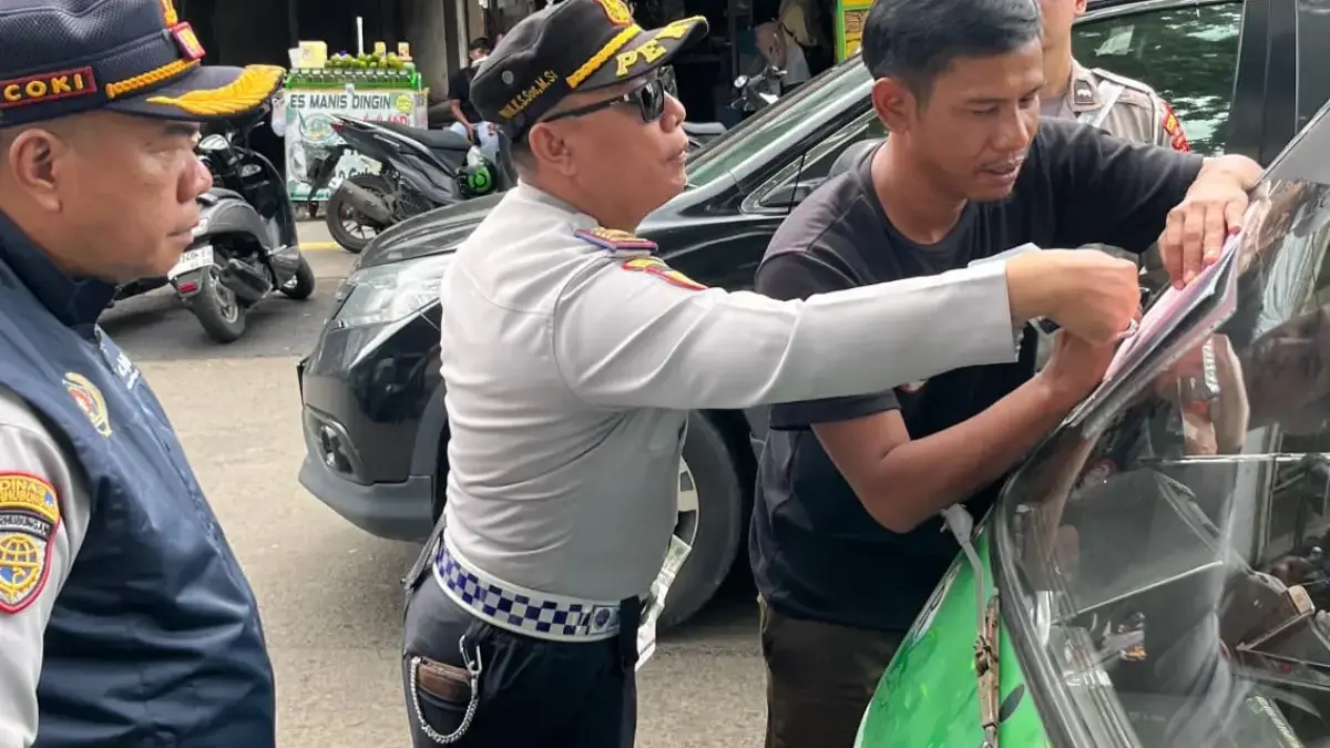 Petugas gabungan saat melangsungkan razia atau penertiban angkot berusia di atas usia teknis 20 tahun yang mas