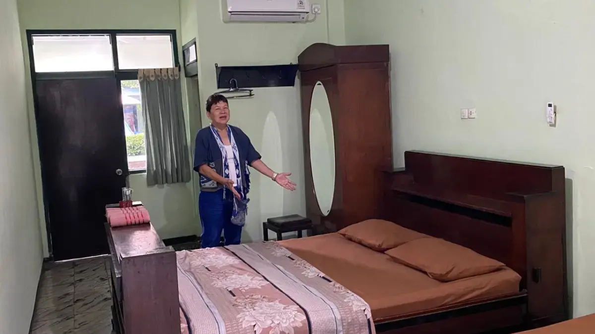 Thea saat memperlihatkan tempat tidur yang pernah digunakan Westerling saat masa pelariannya, salah satu saksi