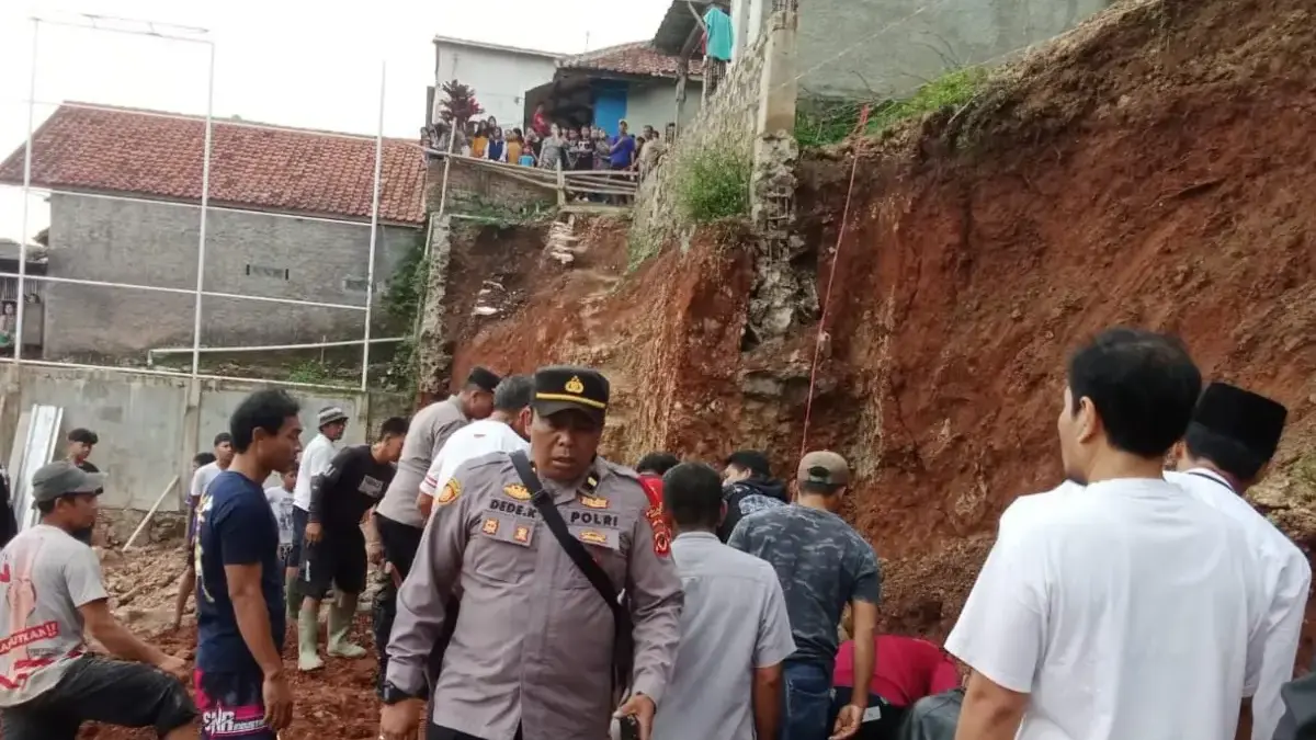 Sedang Membangun TPT, 6 Pekerja Tertimbn Longsor di Desa Cisempur Sumedang 