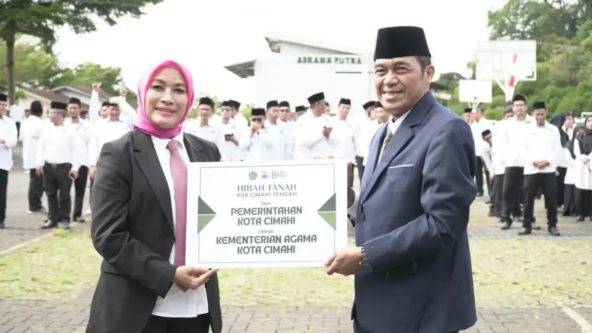 Wali Kota Cimahi Ngatiyana saat Memberikan Hibah Tanah pada Kepala Kantor Kementerian Agama Kota Cimahi