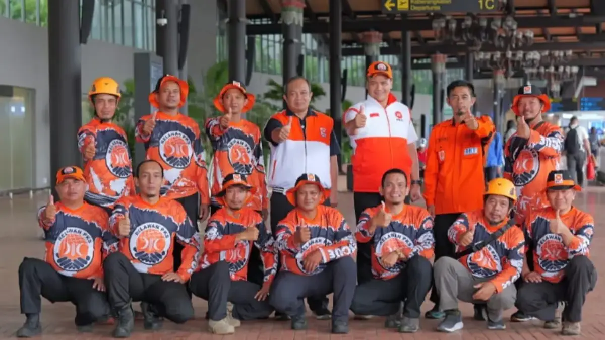 Para relawan sebelum terbang ke Sumatera