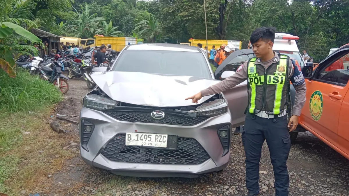 Akibat Ekskavator Lepas dari Trailer Terjadi Kecelakaan Beruntung di Jonggol Bogor, 5 Orang Alami Luka Ringan