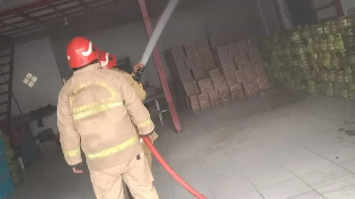 Diduga Korsleting Listrik, Gudang Penyimpanan Kasur dan Sembako di Cileungsi Bogor Terbakar Diduga Korsleting Listrik, Gudang Penyimpanan Kasur dan Sembako di Cileungsi Bogor Terbakar