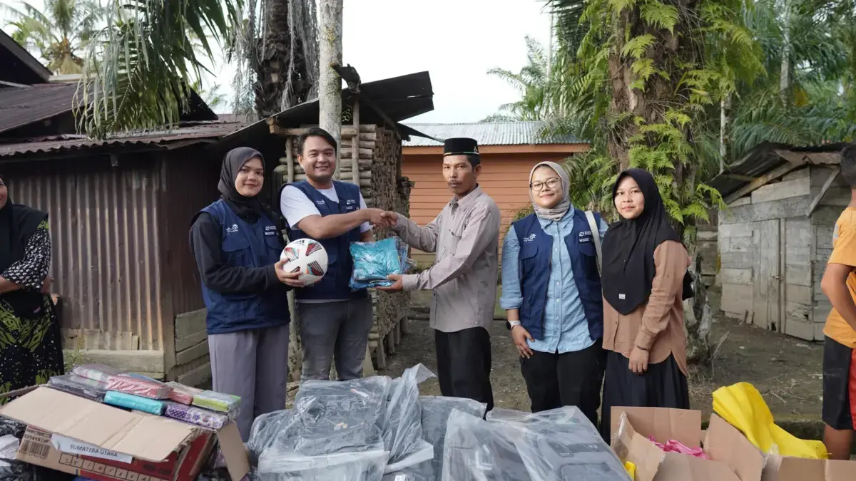 Relawan BUMN Peduli TelkomGroup menyerahkan bantuan pendidikan dan kebersihan untuk sekolah dan tempat ibadah
