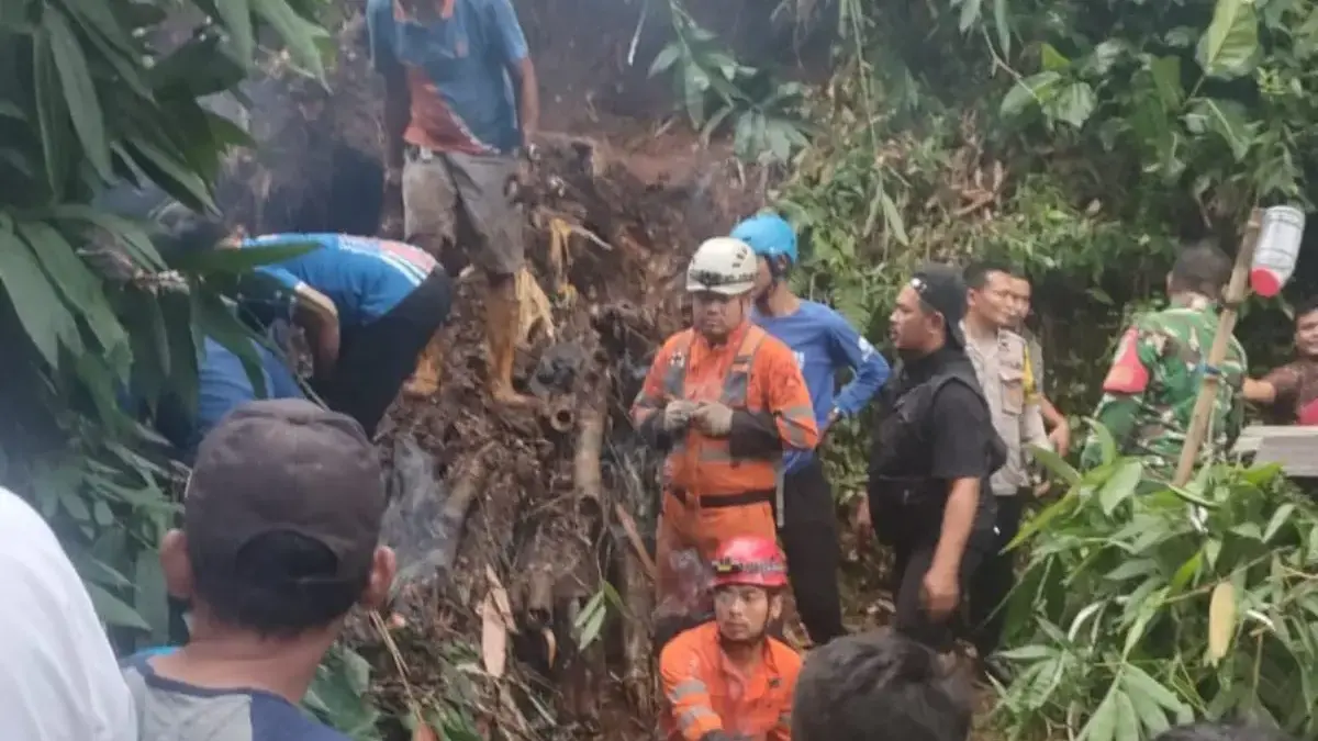 Longsor Tebingan Terjang Bogor Selatan, Dua Anak Sempat Tertimbun Material Longsor Tebingan Terjang Bogor Selatan, Dua Anak Sempat Tertimbun Material