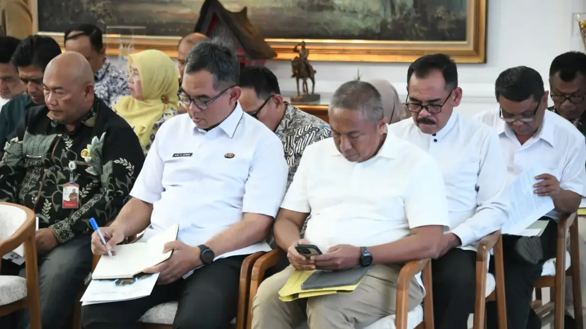 Pemerintah Provinsi Jawa Barat melakukan evaluasi pelaksanaan Anggaran Pendapatan dan Belanja Daerah (APBD)
