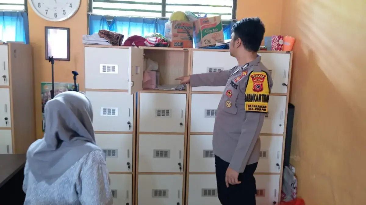 Pihak Polsek Rumpin bersama Guru SDN 03 Rumpin saat mendatangi TKP pencurian