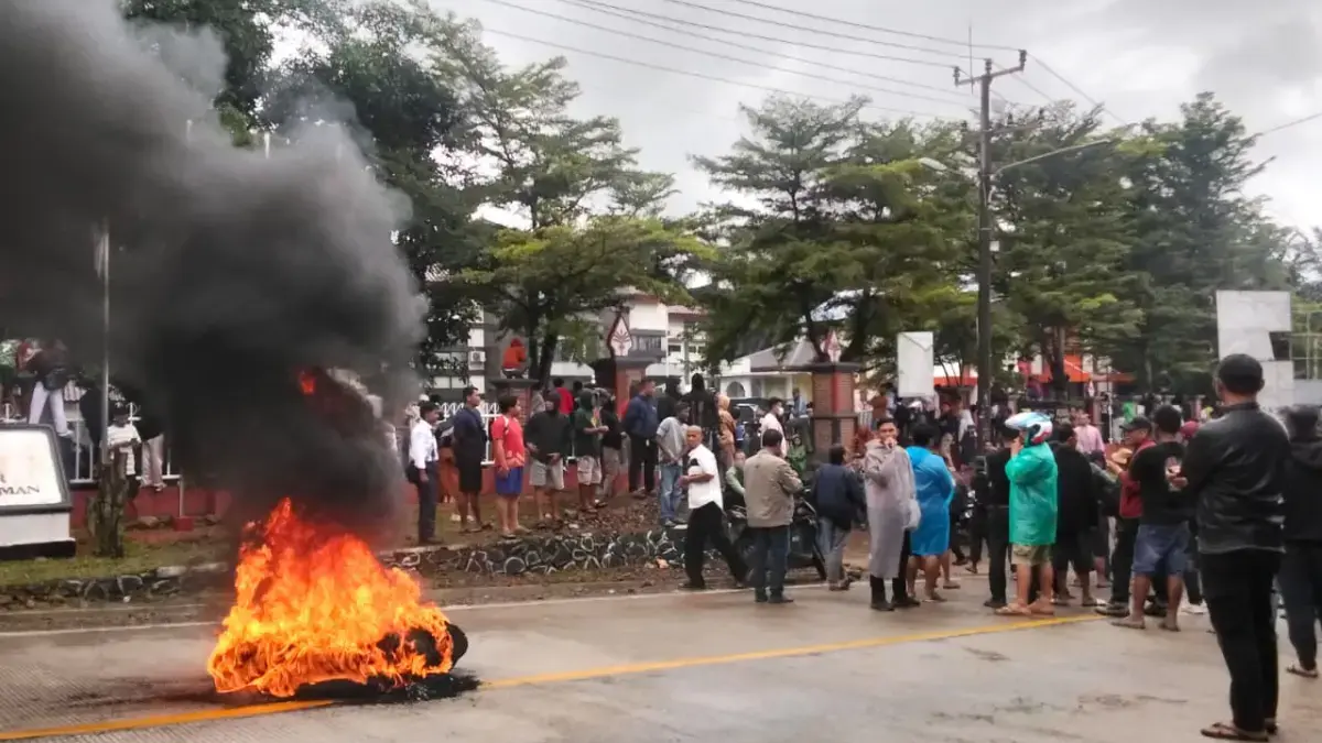Warga dari Tiga Kecamatan Blokade Jalan Cigudeg, Desak Pembukaan Tambang dan Kompensasi Gubernur Jabar Warga dari Tiga Kecamatan Blokade Jalan Cigudeg, Desak Tambang Dibuka dan Kompensasi