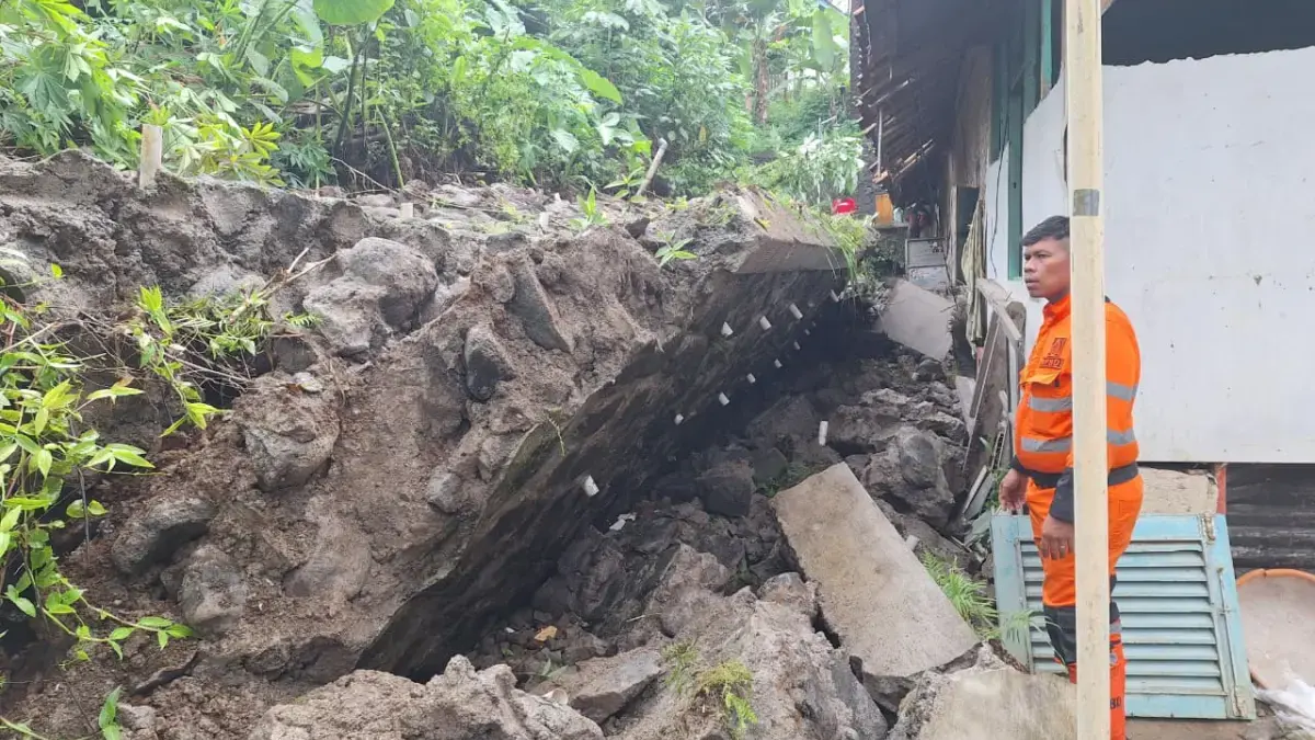 Tanah Longsor Timpa Pondok Santri Darul Abror di Bogor Timur, 1 Orang Alami Luka Ringan Tanah Longsor Timpa Pondok Santri Darul Abror di Bogor Timur, 1 Santri Luka Ringan
