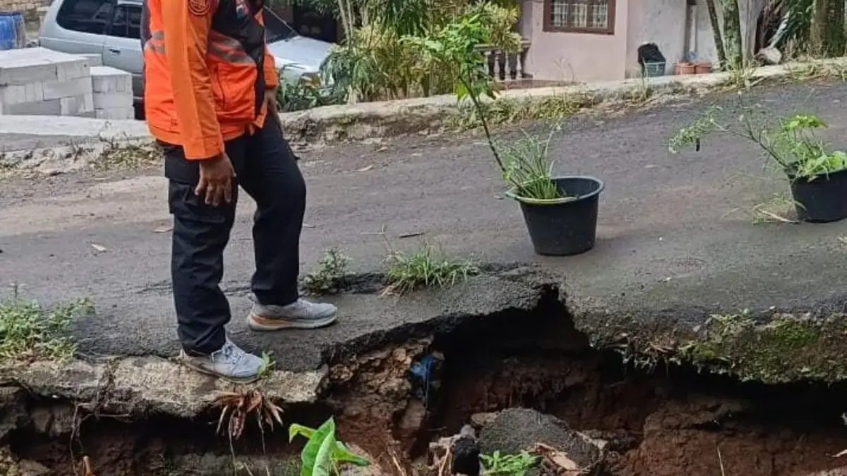 Diguyur Hujan Deras, Bahu Jalan di Bogor Selatan Alami Longsor