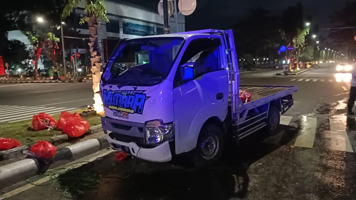 Diduga Kurang Konsentrasi, Mobil Pengangkut Ayam Tabrak Tiang PJU dan Pembatas Jalan Tegar Beriman Bogor Diduga Kurang Konsentrasi, Mobil Pengangkut Ayam Tabrak Tiang PJU dan Pembatas Jalan Tegar Beriman Bogor