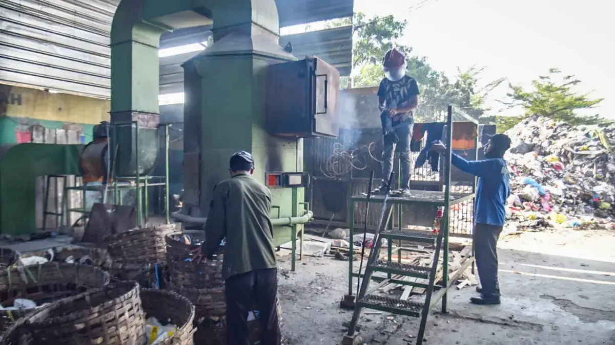 Petugas mengolah sampah menggunakan mesin insinerator di Pasar Ciwastra, Kota Bandung. Foto: Dimas Rachmatsyah
