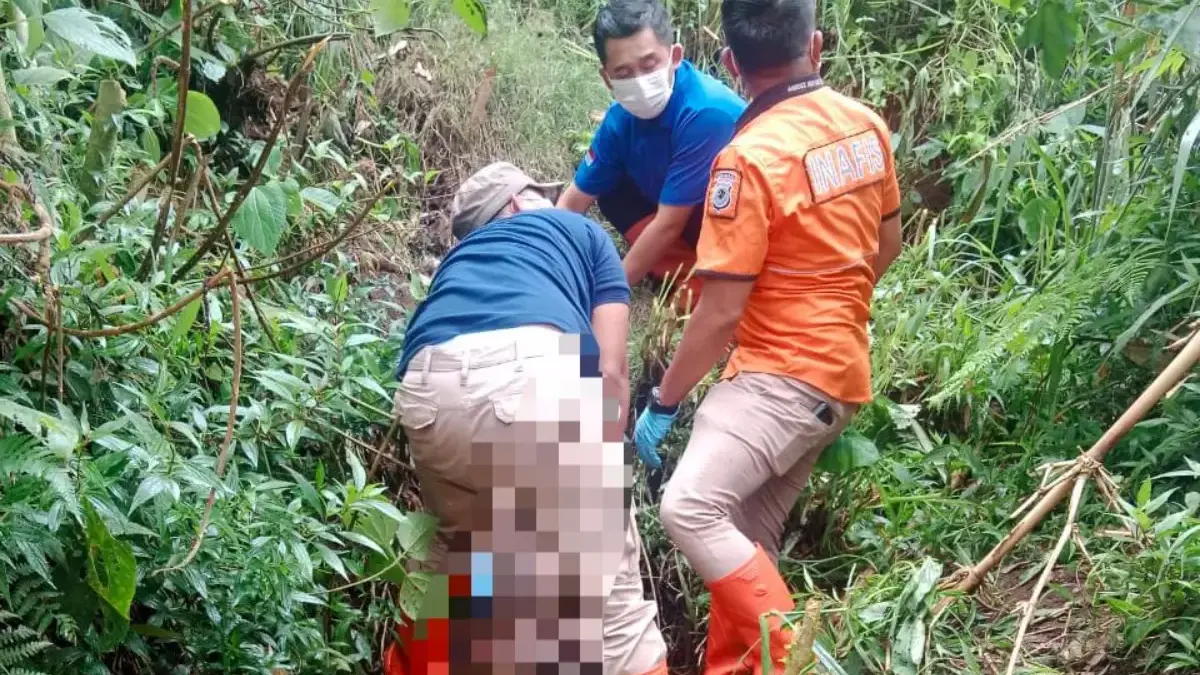 Mayat Pria Tanpa Busana Ditemukan di Parit Kebun Pangalengan, Diduga Korban Pembunuhan