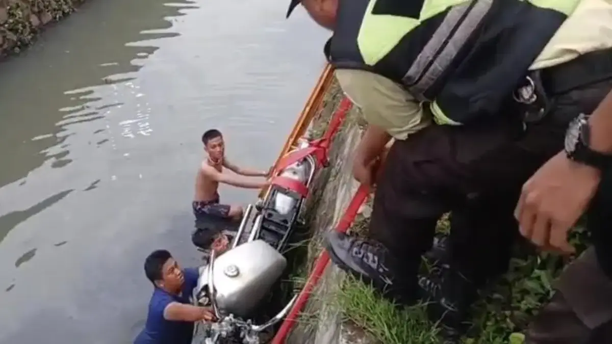 Pengendara Motor Alami Oleng hingga Tercebur ke Kali, Damkar Kabupaten Bogor Segera Lakukan Evakuasi