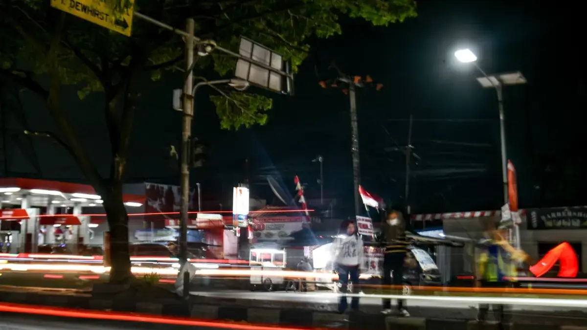 PJU Mati Tak Kunjung Diperbaiki Bikin Jalan Raya Bandung-Garut Gelap Gulita, Warga Khawatir Kecelakaan 