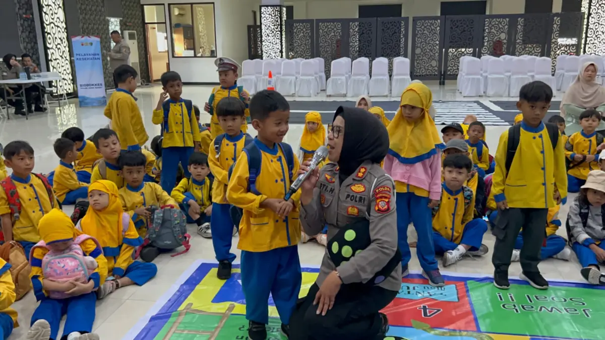 Belajar Sambil Bermain, Polda Jabar Perkenalkan Aturan Tertib Lalu lintas kepada Ratusan Anak TK