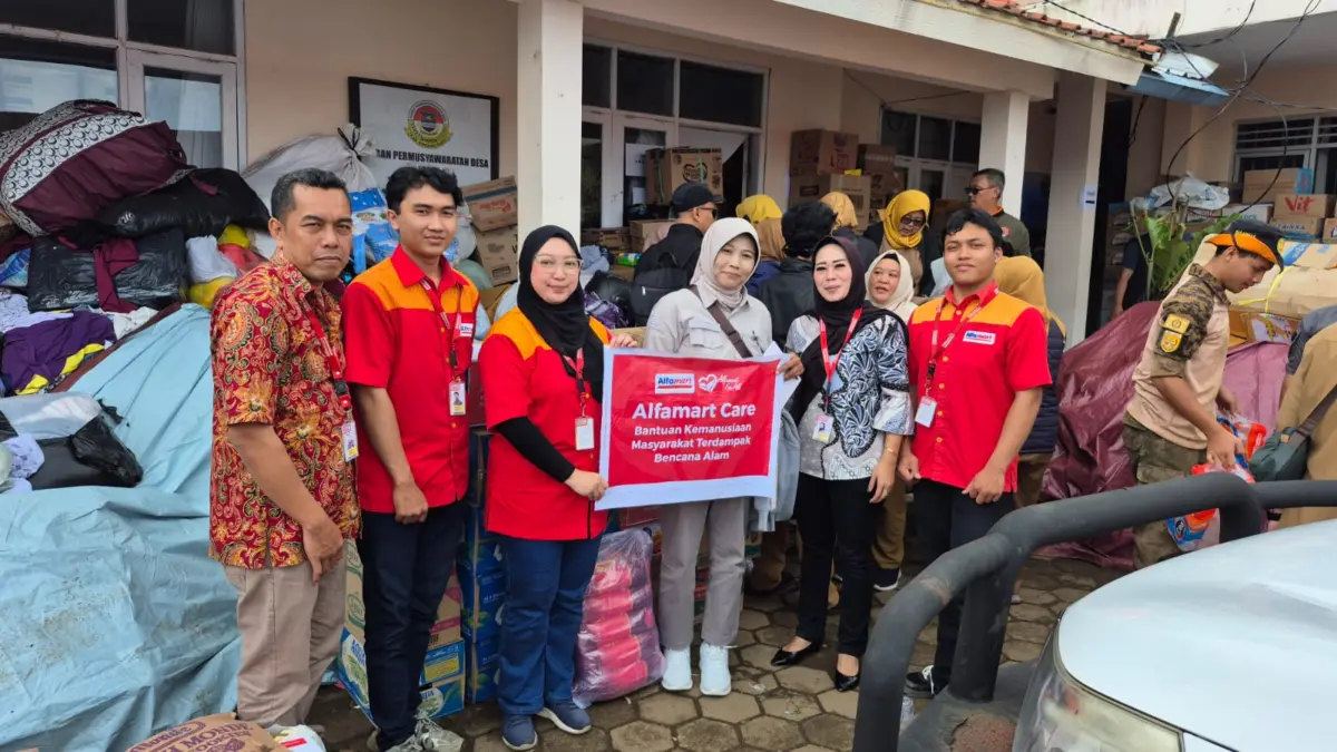 Alfamart Kirim Bantuan Bagi Korban Longsor Cisarua