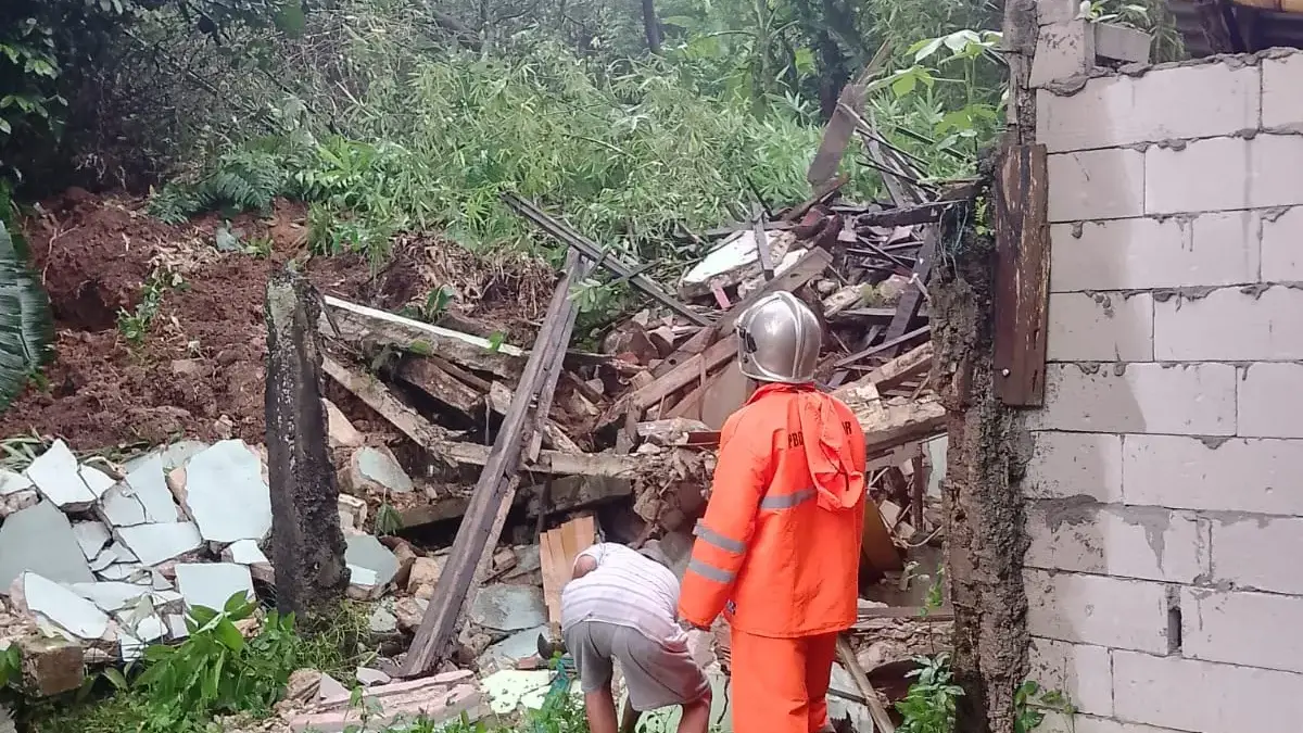 Tanah longsor terjadi di Jalan Raya Cilebut RT 001/RW 013, Kelurahan Kedung Badak, Kecamatan Tanah Sareal