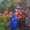 Tim SAR Gabungan: Proses Evakuasi 4 Korban Tertimbun Longsor di Desa Cisempur Sumedang Masih Diupayakan