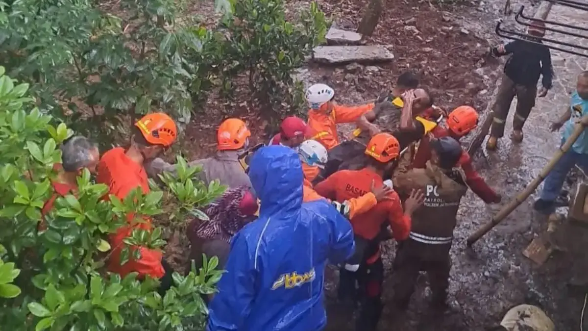 Tim SAR Gabungan: Proses Evakuasi 4 Korban Tertimbun Longsor di Desa Cisempur Sumedang Masih Diupayakan