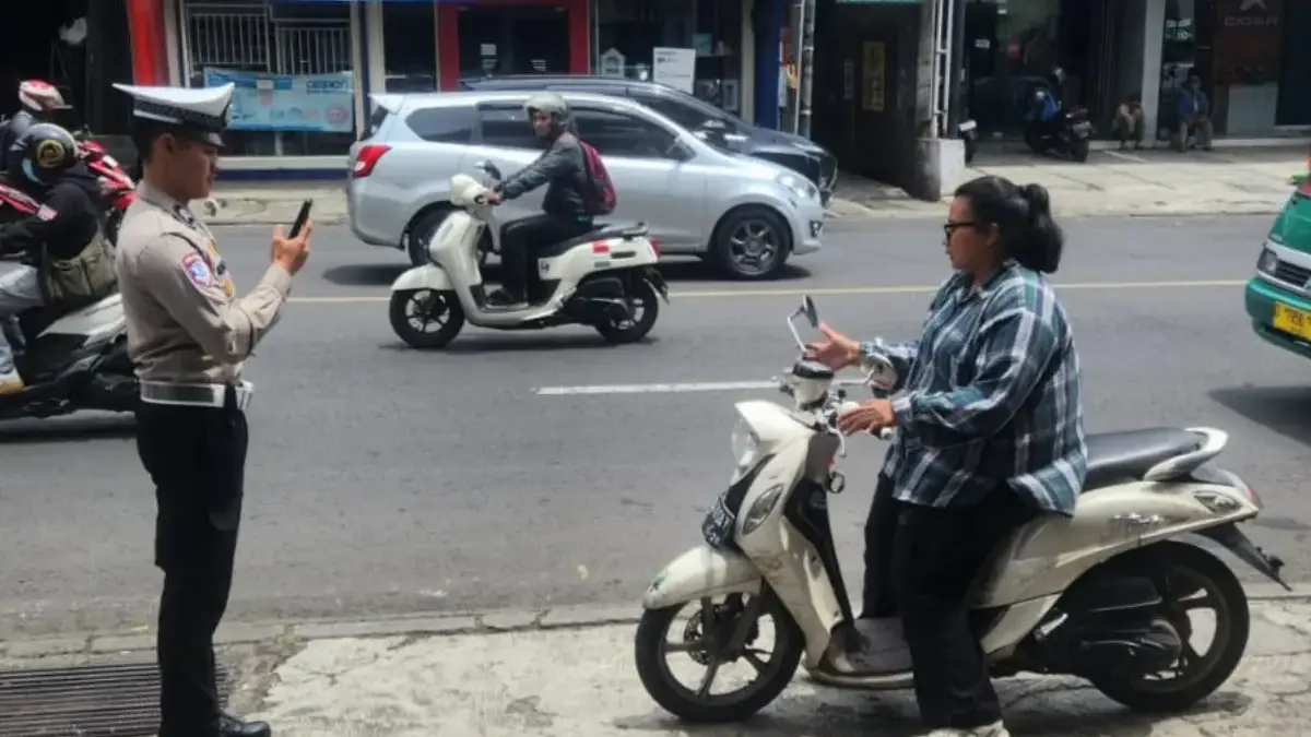 Polisi Terapkan E-TLE Mobile Handheld di Cimahi–KBB, Pelanggar Lalu Lintas Kini Dipantau via Ponsel