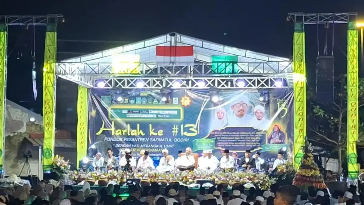Milad ke-13 Ponpes Safinatul Qodiri: Menebar Sejuk, Merajut Persatuan dari Jombang Rawa Lele Suasana peringatan Hari Lahir (Harlah) ke-13 Pondok Pesantren Safinatul Qodiri di Lapangan Bahrus Syafa\'ah, J