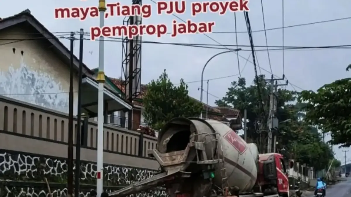 TANGKAPAN LAYAR - Unggahan warga soal proyek PJU Pemprov Jawa Barat viral di media sosial. Pembuat konten meng