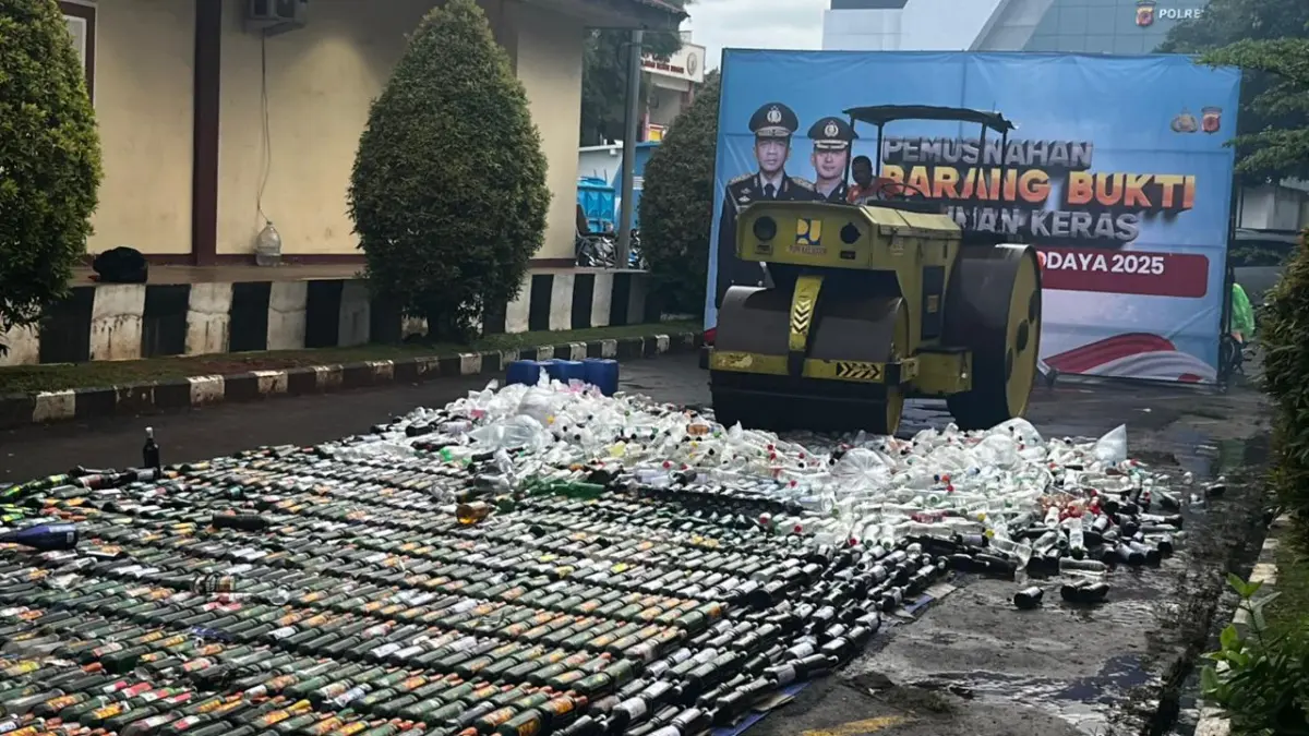 Proses pemusnahan minuman keras di Polres Bogor