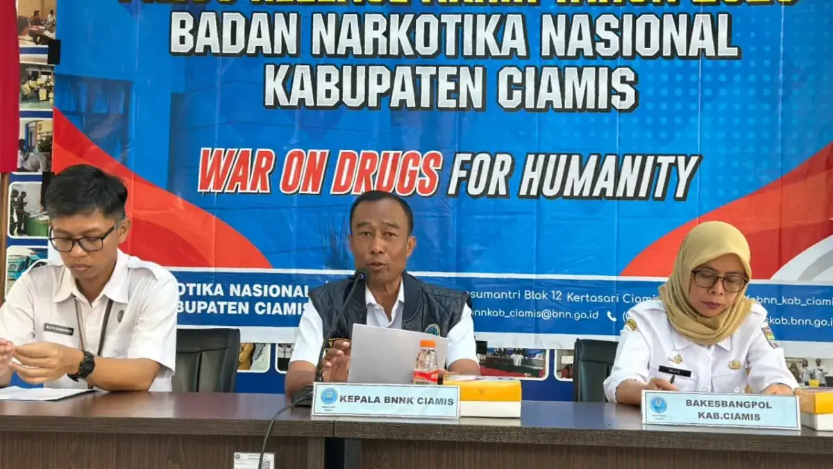 Kepala BNNK Ciamis, Yaya Suriadijaya saat menggelar rilis akhir tahun 2025 di Kantor BNNK Ciamis