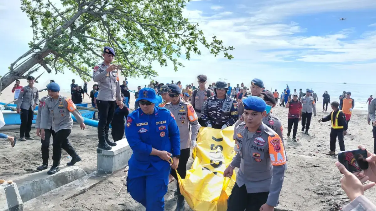 Polisi dan Tim SAR gabungan saat melakukan proses evakuasi jenazah akte terjun payung