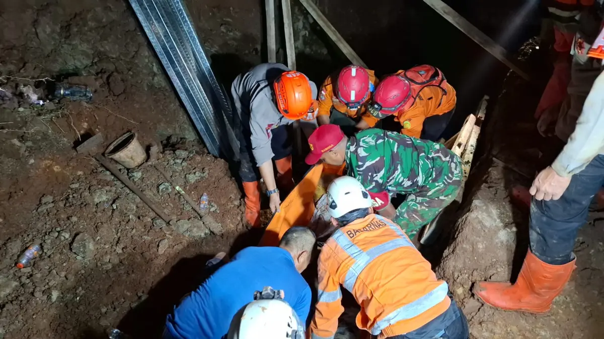 4 Pekerja Tertimbun Longsor di Sumedang Ditemukan Meninggal, 3 Korban Warga Kabupaten Bandung Korban Meninggal Dunia: Tim SAR Gabungan saat melakukan evakuasi terhadap 4 pekerja yang tertimbun tanah longs