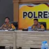Kapolres Cimahi AKBP Niko N Adi Putra bersama Wakapolres Cimahi Kompol Rizki Syawaludin Akbar saat Press Relea