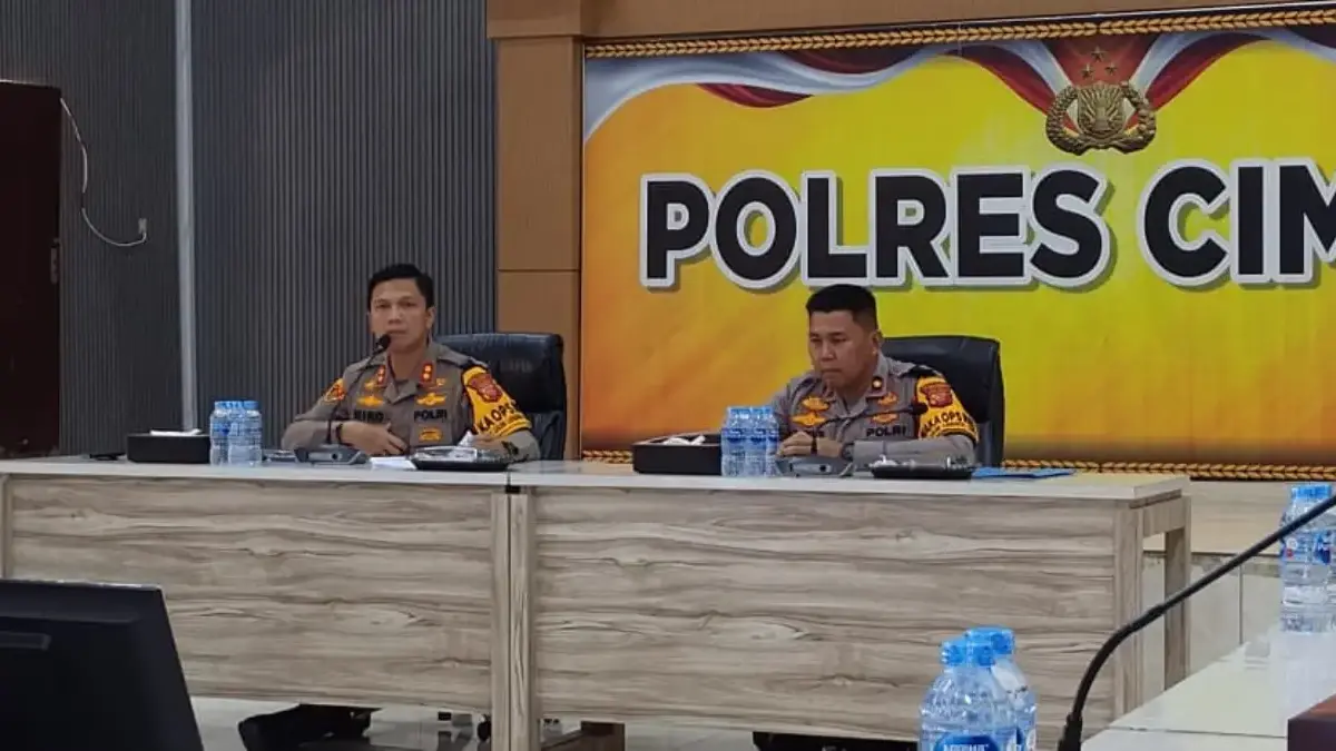 Kapolres Cimahi AKBP Niko N Adi Putra bersama Wakapolres Cimahi Kompol Rizki Syawaludin Akbar saat Press Relea