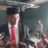 Sekda Kabupaten Bogor Ajat Rochmat Jatnika saat memberikan keterangan. Foto: Regi