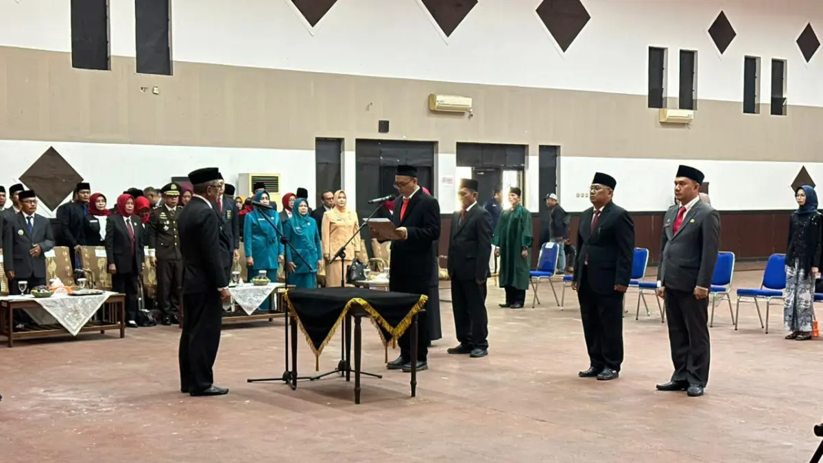 Wali Kota Banjar Ir H Sudarsono saat melantik lima pejabat yang menduduki posisi empat kepala OPD dan Direktur