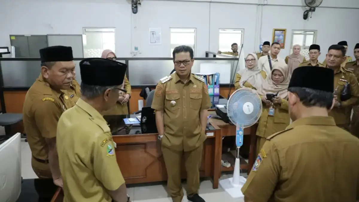 Bupati Bandung Dadang Supriatna saat melakukan inspeksi mendadak ke Kantor Dinas Pendidikan Kabupaten Bandung,