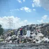Ilustrasi: Seorang warga tengah memungut barang bekas di tumpukan sampah wilayah Kecamatan Ngamprah, Bandung B