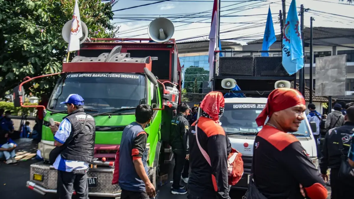 Tak Terima Penetapan UMSK, Buruh Geruduk Kantor Disnakertrans Jabar