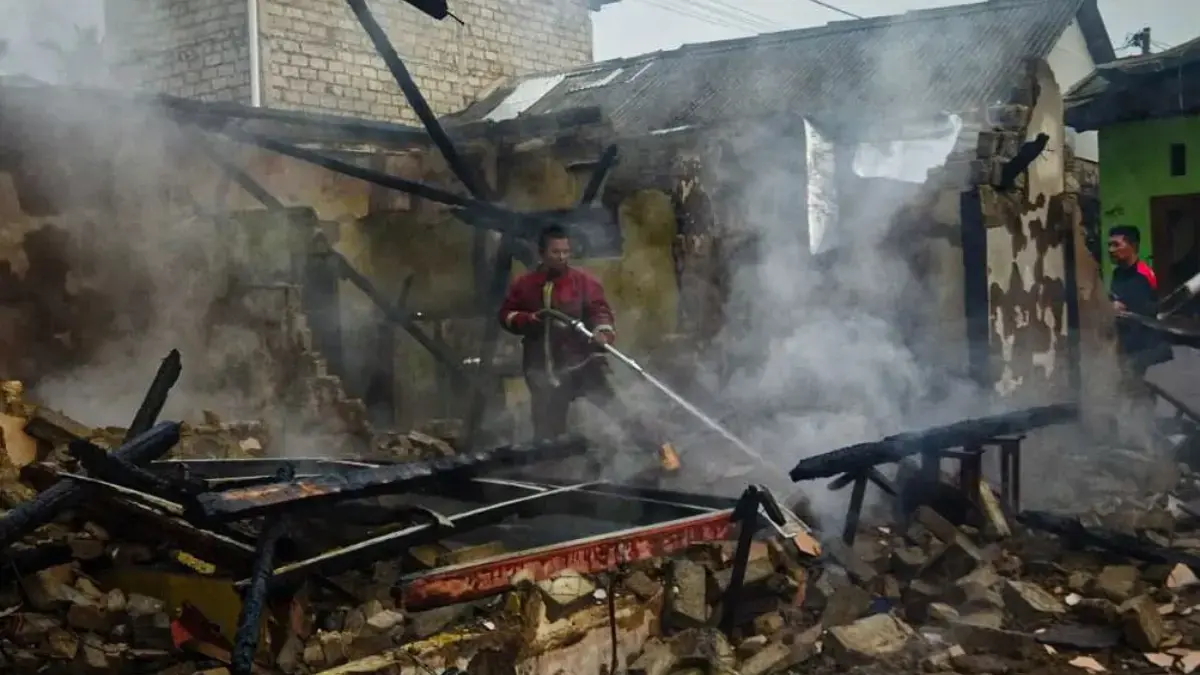Petugas pemadam kebakaran saat memadamkan api yang melahap dua rumah di Cipatat. Rabu (7/1)