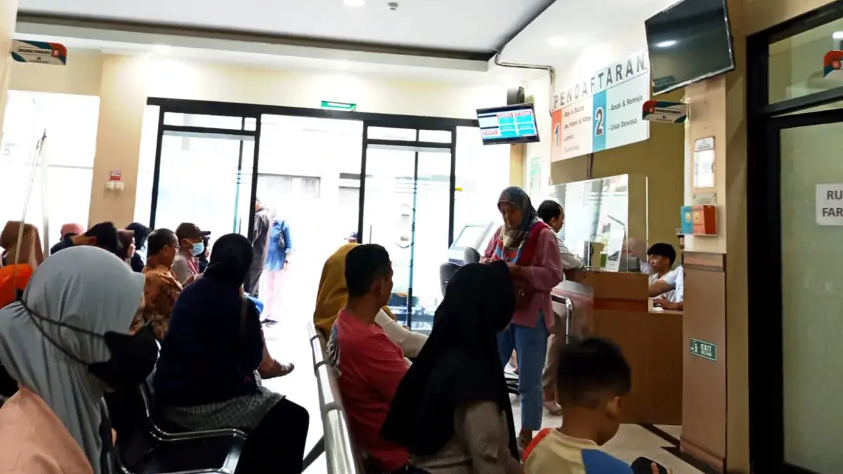 Kasus Superflu di Jawa Barat Dipastikan Reda, Warga Tak Perlu Khawatir Ilustrasi masyarakat mengakses layanan kesehatan di Puskesmas Bandung.