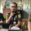 Kepala Kejaksaan Negeri Kota Banjar Dr. Lukman Hakim, S.H., M.H., saat bersilaturahmi dengan awak media belum