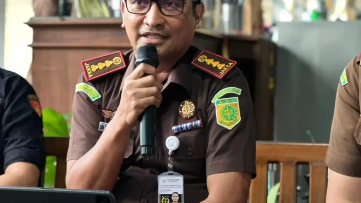 Kajari Banjar: Saya Tidak Akan Dzolim, Tapi Kalau Pejabat Berkhianat ke Rakyat Saya Sikat! Kepala Kejaksaan Negeri Kota Banjar Dr. Lukman Hakim, S.H., M.H., saat bersilaturahmi dengan awak media belum