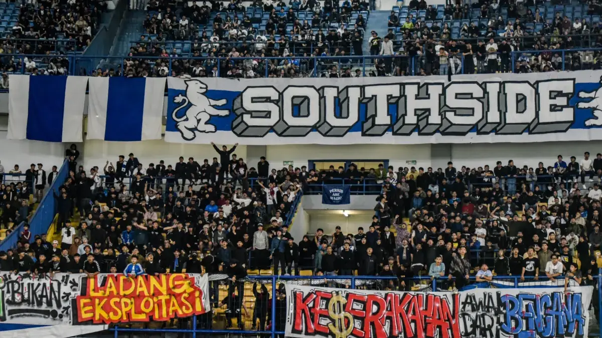 Ribuan penonton memberikan dukungan saat pertandingan Persib Bandung pada laga BRI Super League