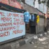 Spanduk keresahan pedagang kaki lima (PKL) yang terpasang di salah satu lokasi bakal proyek pembangunan