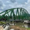 Jembatan Cijeruk yang menghubungkan Kampung Cijeruk, Kecamatan Bojongsoang, dengan Kampung Mekarsari