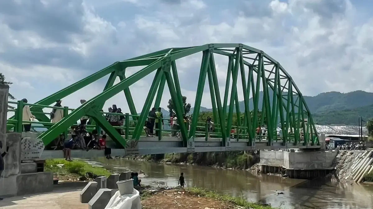 Jembatan Cijeruk yang menghubungkan Kampung Cijeruk, Kecamatan Bojongsoang, dengan Kampung Mekarsari