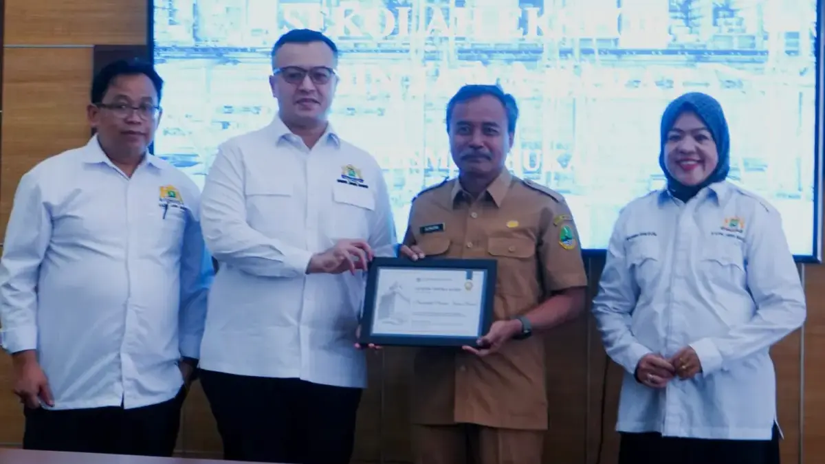 Ketua Kadin Jawa Barat Almer Faiq Rusydi (dua dari kiri) saat meluncurkan Sekolah Ekspor, Senin (12/1). (Dok K