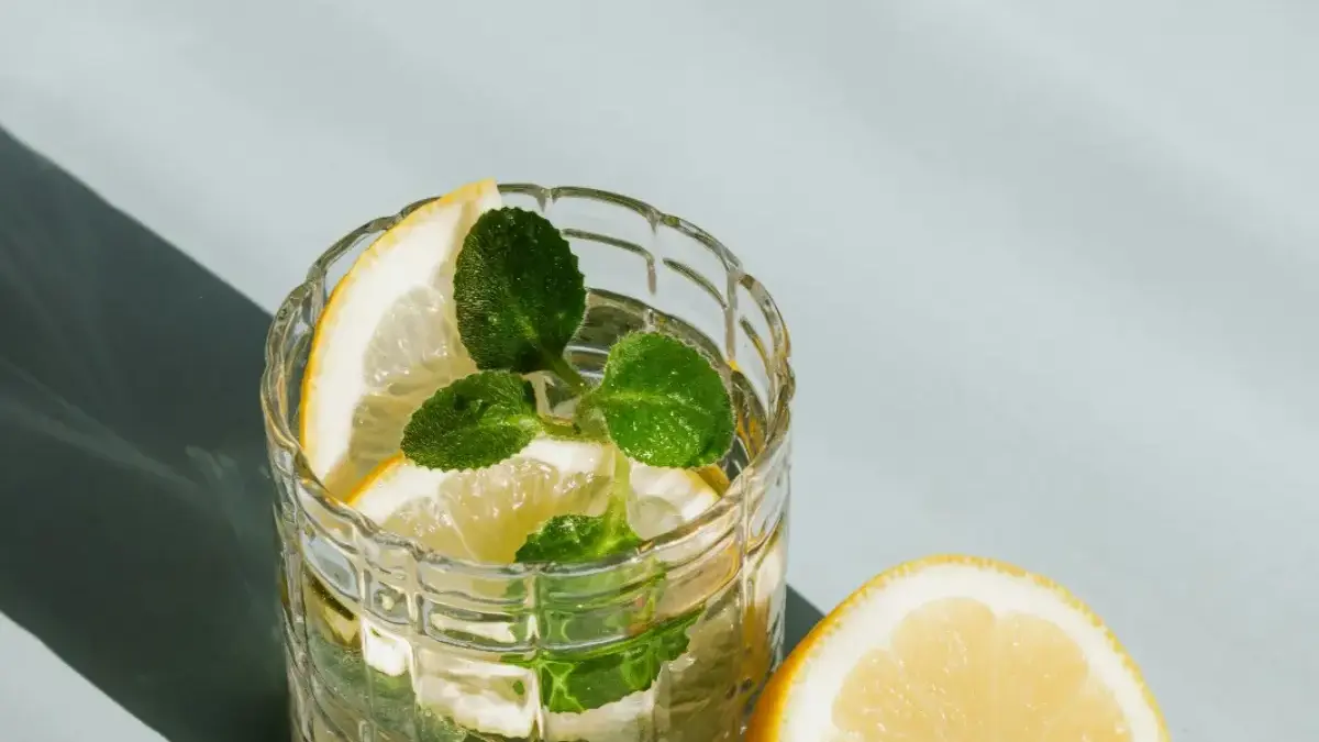 Rekomendasi 6 Minuman, Jaga Gula Darah Tetap Stabil Ilustrasi Air Lemon Hangat, Foto: Pexels