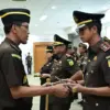 Penyerahan Tongkat Komando oleh Kepala Kejaksaan Tinggi Jawa Barat, Hermon Dekristo pada Banu Laksmana sebagai